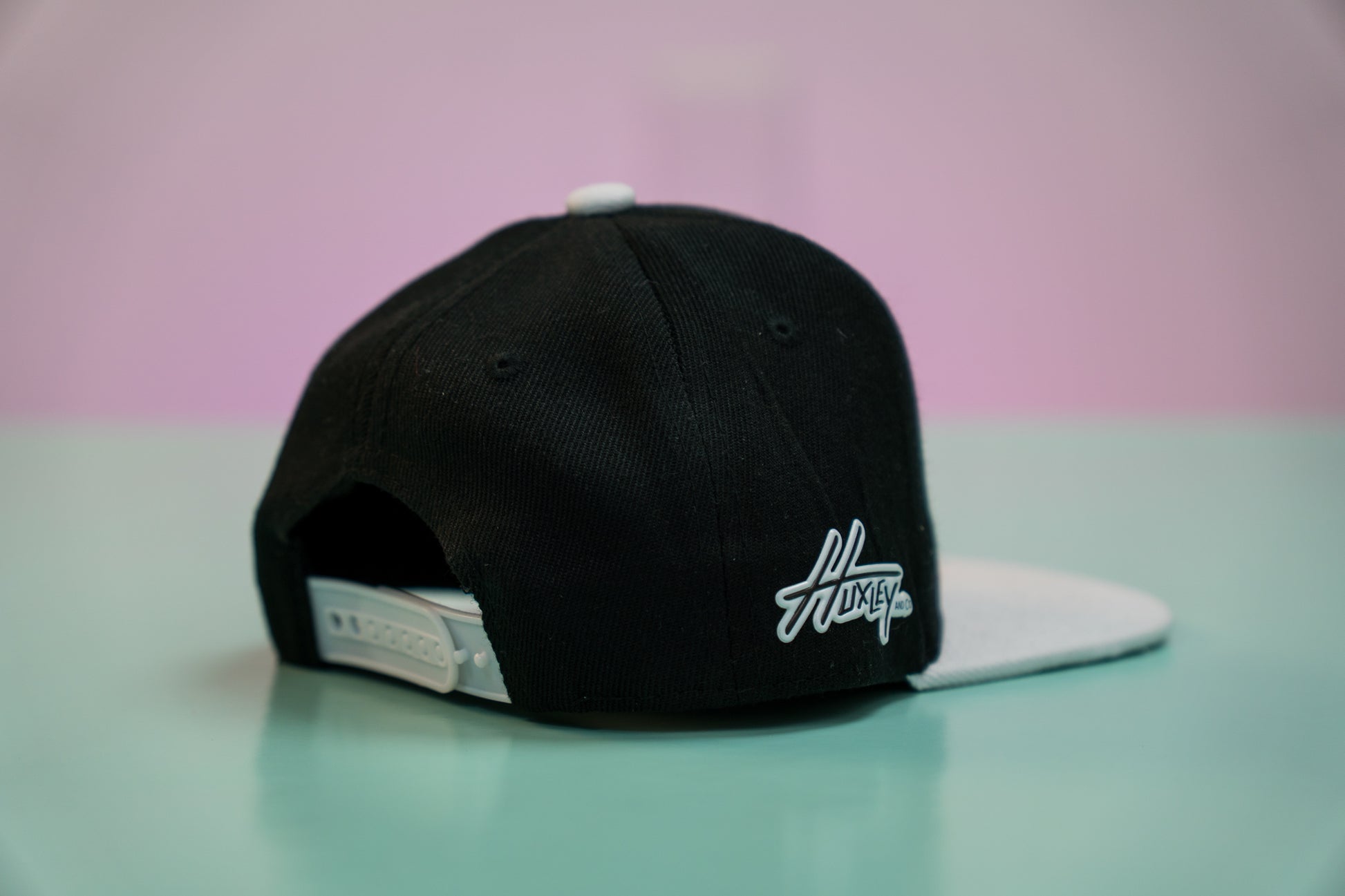 Little Black and White Snapback – Huxleyandcoshop